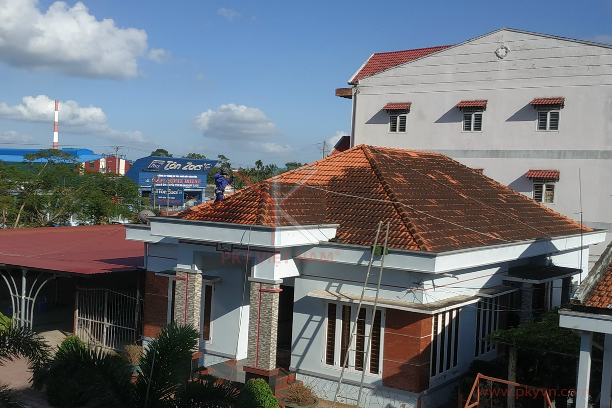 VỆ SINH MÁI NGÓI NHÀ THỜ TIN LÀNH MÁI DẦM - GÌN GIỮ NÉT ĐẸP TÔN NGHIÊM VÀ TRƯỜNG TỒN CÙNG THỜI GIAN 