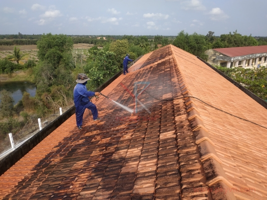 VỆ SINH MÁI NGÓI TRƯỜNG THCS TÂN THÀNH - KHÔI PHỤC DIỆN MẠO KHANG TRANG CHO NGÔI TRƯỜNG THÂN YÊU