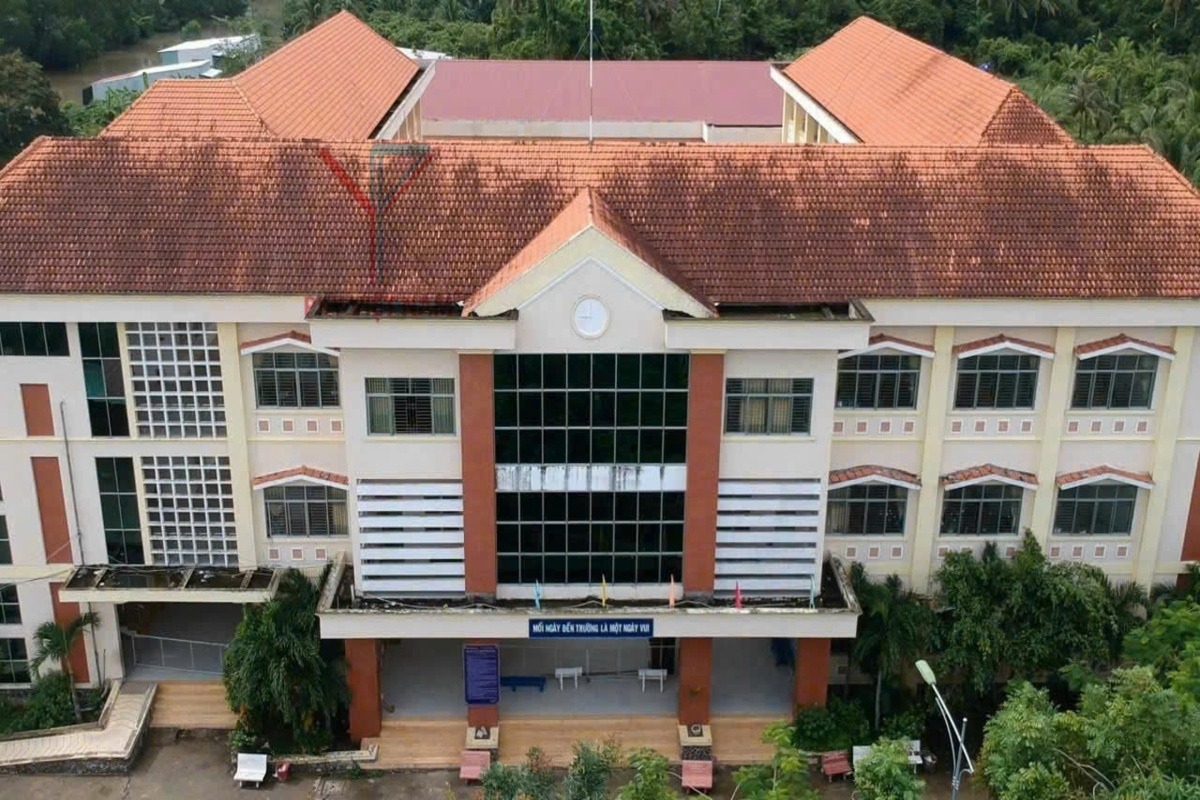 VỆ SINH MÁI NGÓI TRƯỜNG TIỂU HỌC THƯỜNG THẠNH