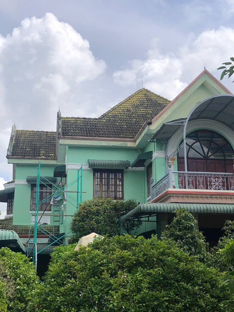 Vệ Sinh & Sơn Mới Mái Ngói Nhà Chú Năm – Đồng Tháp